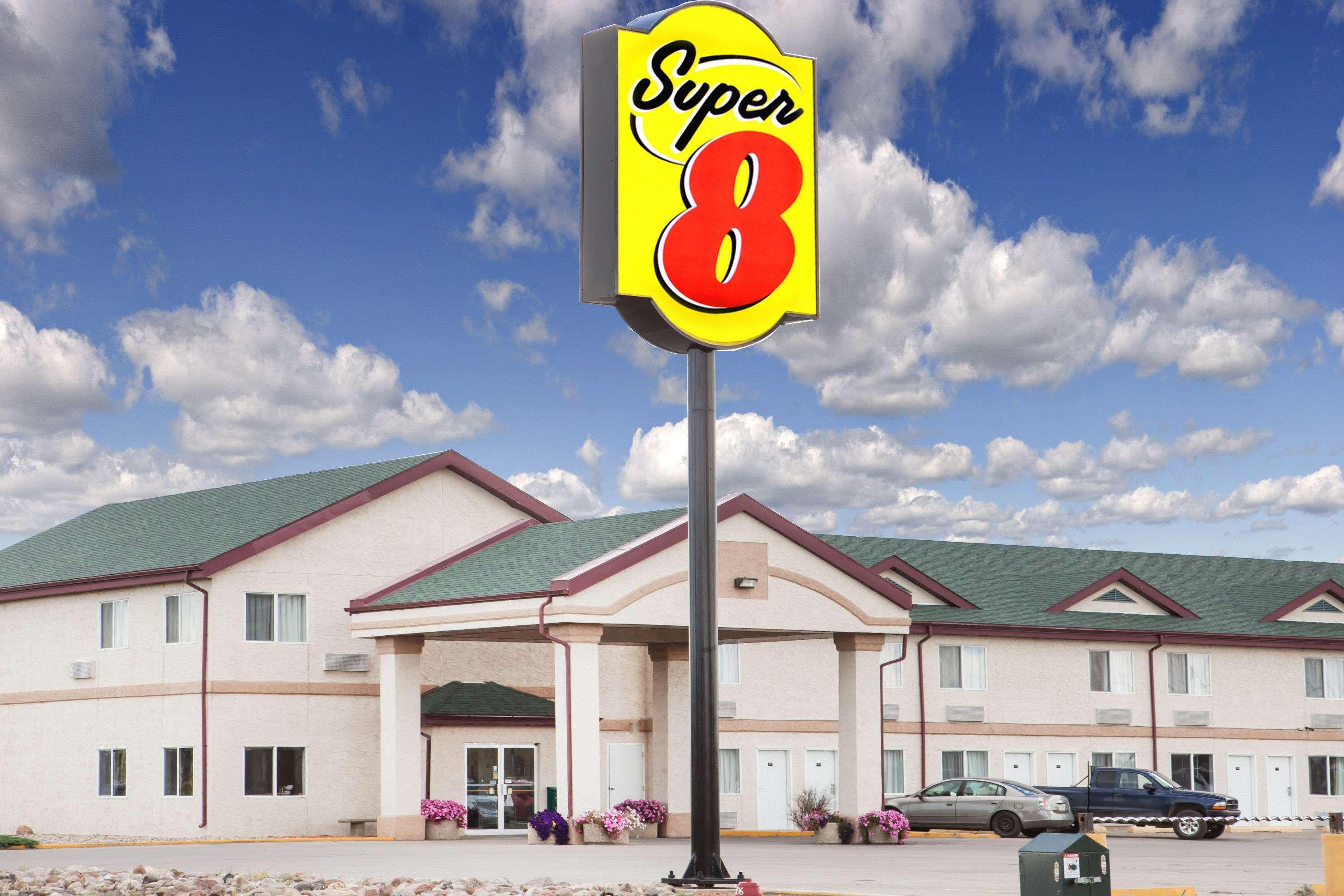 Super 8 By Wyndham Kindersley Exterior foto
