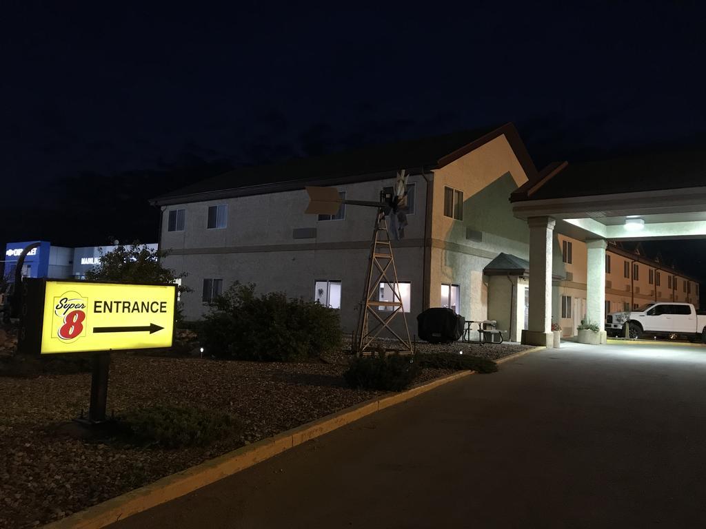 Super 8 By Wyndham Kindersley Exterior foto