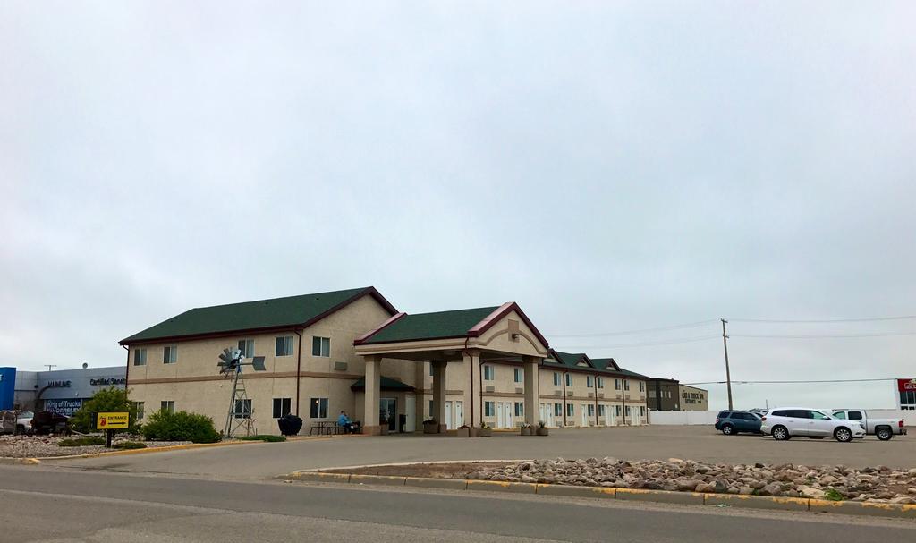 Super 8 By Wyndham Kindersley Exterior foto
