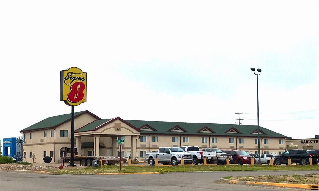 Super 8 By Wyndham Kindersley Exterior foto
