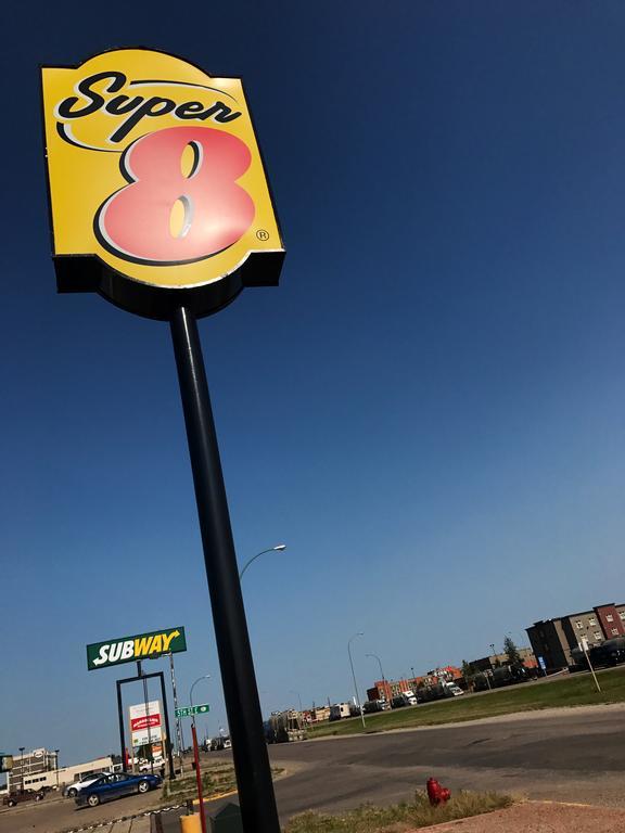 Super 8 By Wyndham Kindersley Exterior foto