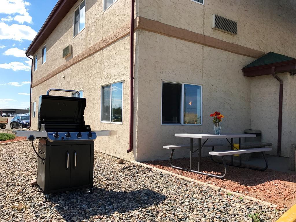 Super 8 By Wyndham Kindersley Exterior foto